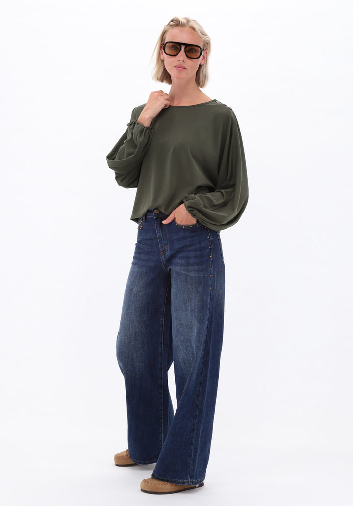 You're My Lobster — Soft touch top met ronde hals & knopen — campagnebeeld DARKOLIVE