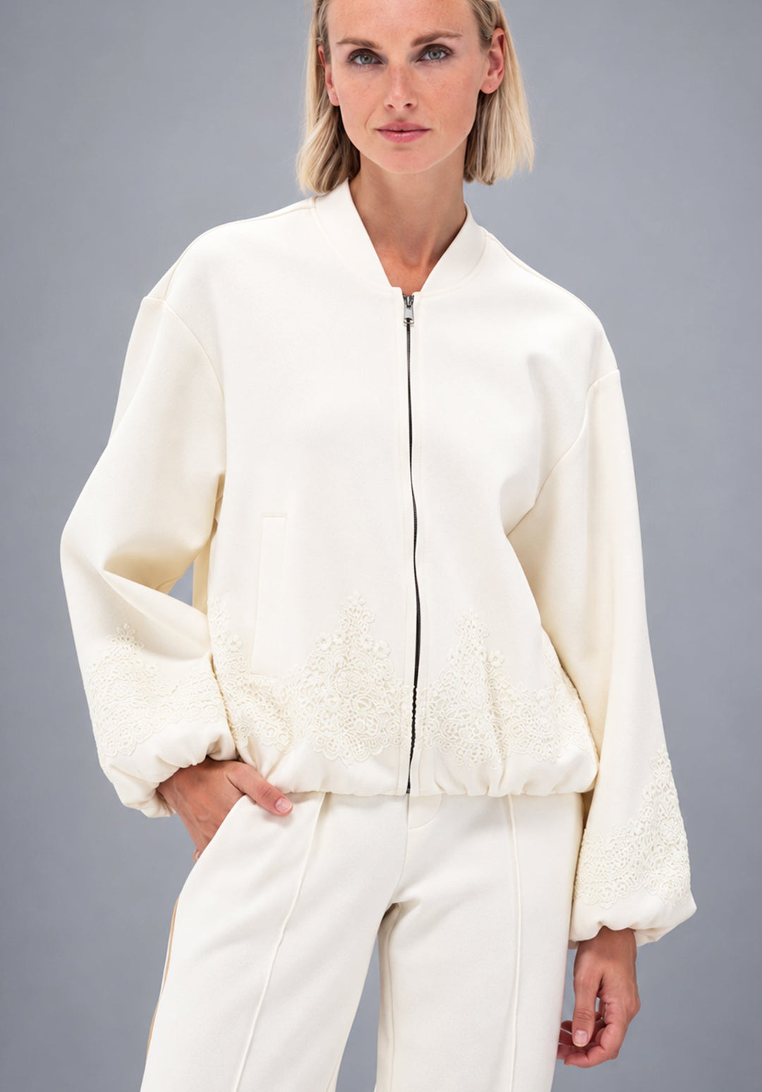 You're My Lobster — Joggers met strepen — campagnebeeld ECRU