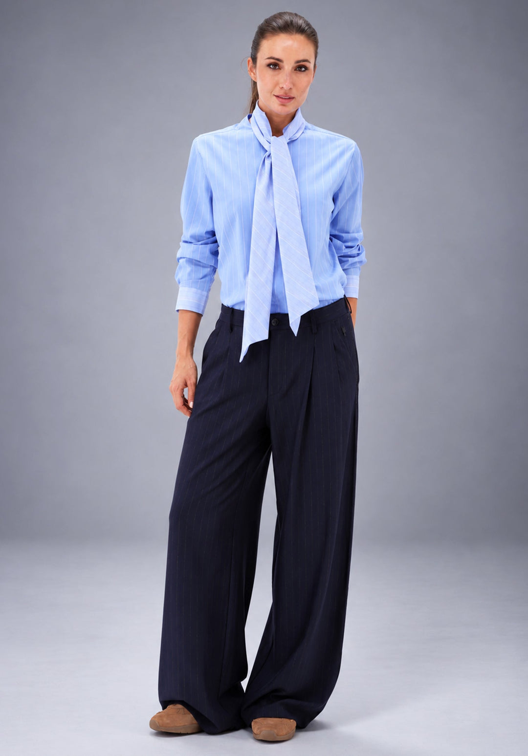 You're My Lobster — Broek met krijtstreep & plooien — campagnebeeld NAVY