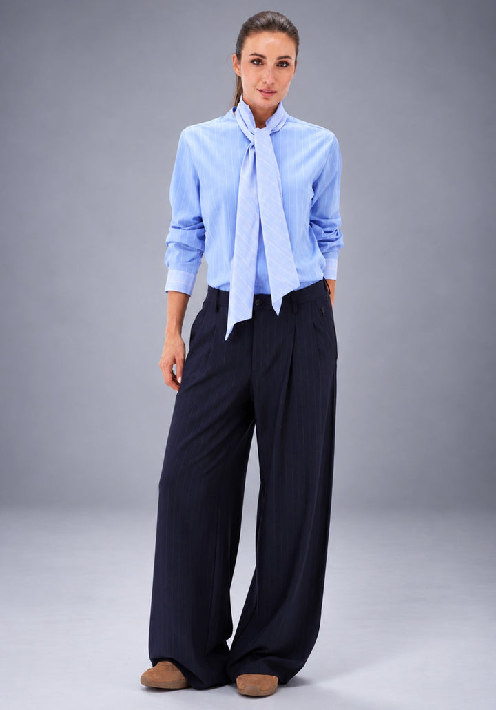 You're My Lobster — Broek met krijtstreep & plooien — campagnebeeld NAVY