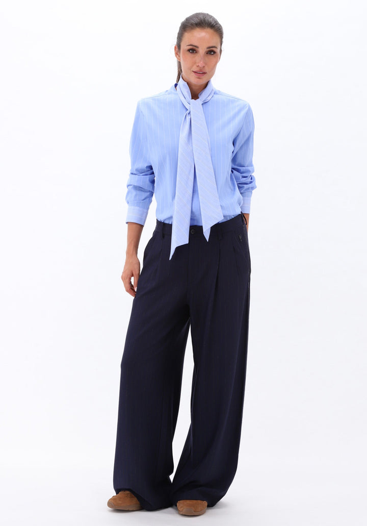 You're My Lobster — Broek met krijtstreep & plooien — campagnebeeld NAVY131