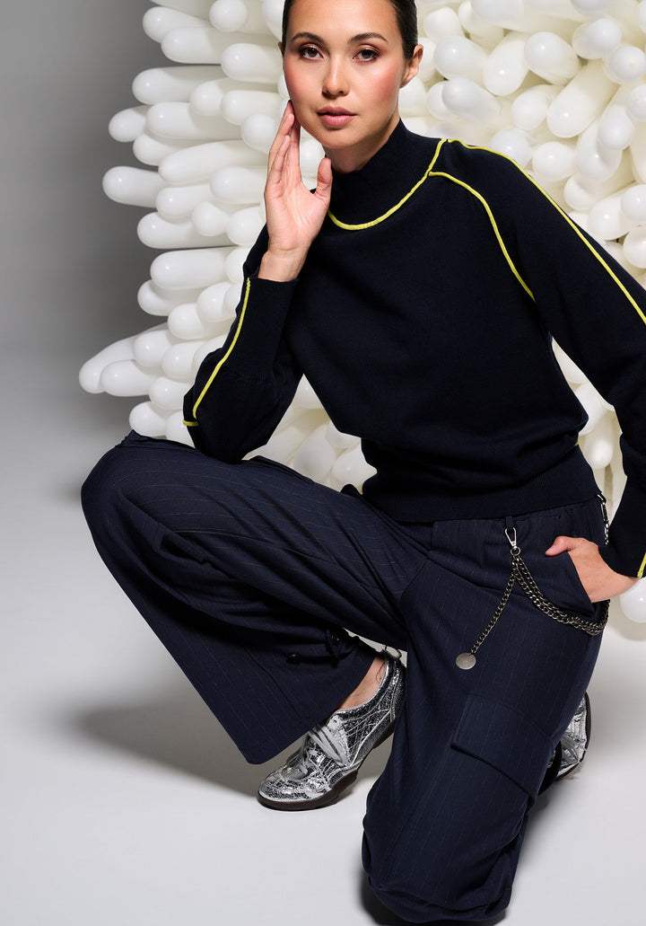 You're My Lobster — Cargo broek met krijtstreep & ketting — campagnebeeld NAVY