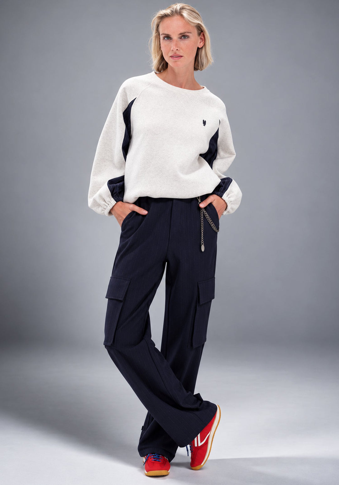 You're My Lobster — Cargo broek met krijtstreep & ketting — campagnebeeld NAVY