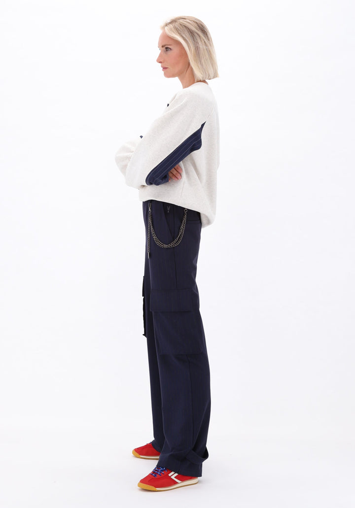 You're My Lobster — Cargo broek met krijtstreep & ketting — campagnebeeld NAVY