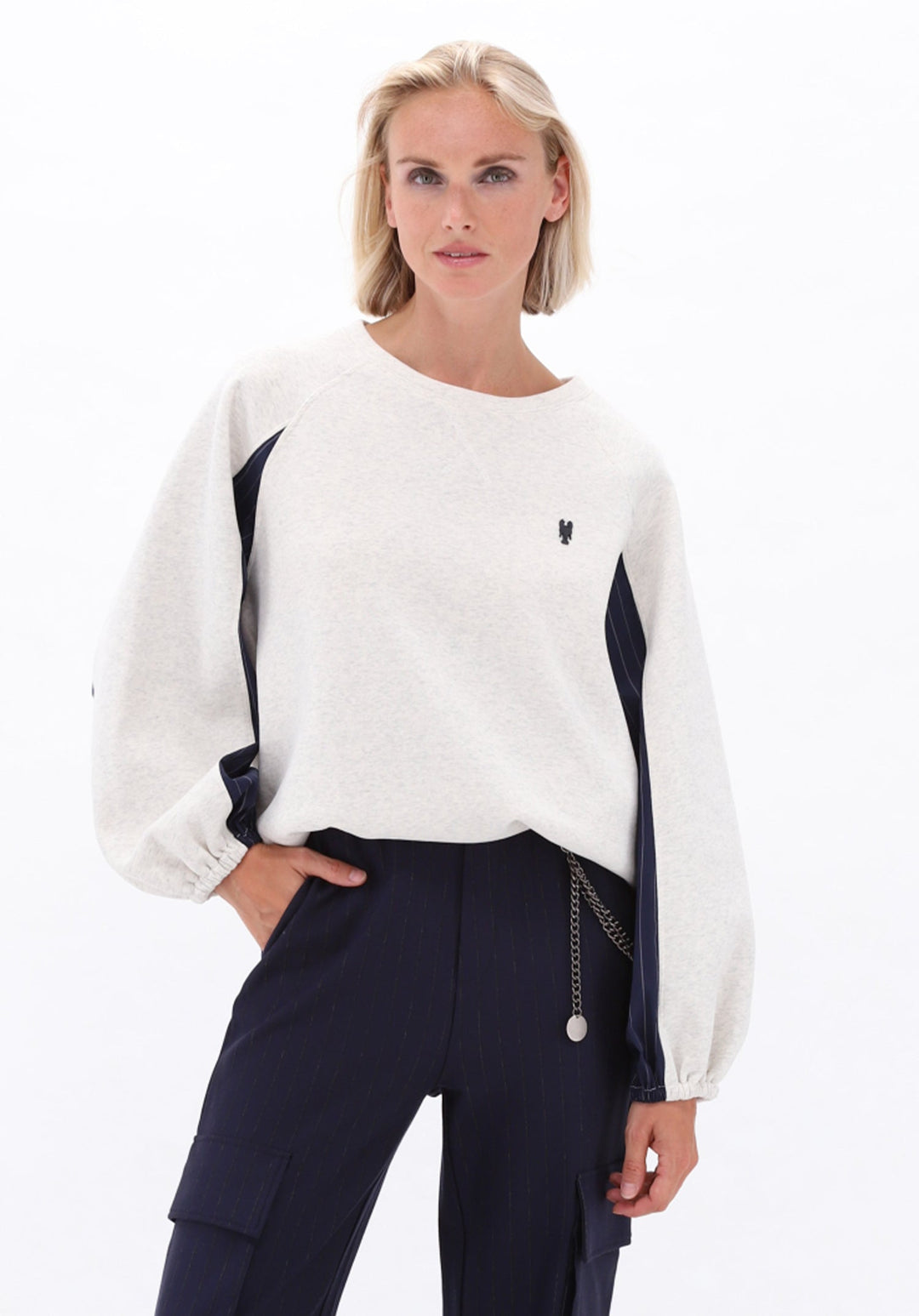 You're My Lobster — Cargo broek met krijtstreep & ketting — campagnebeeld NAVY1