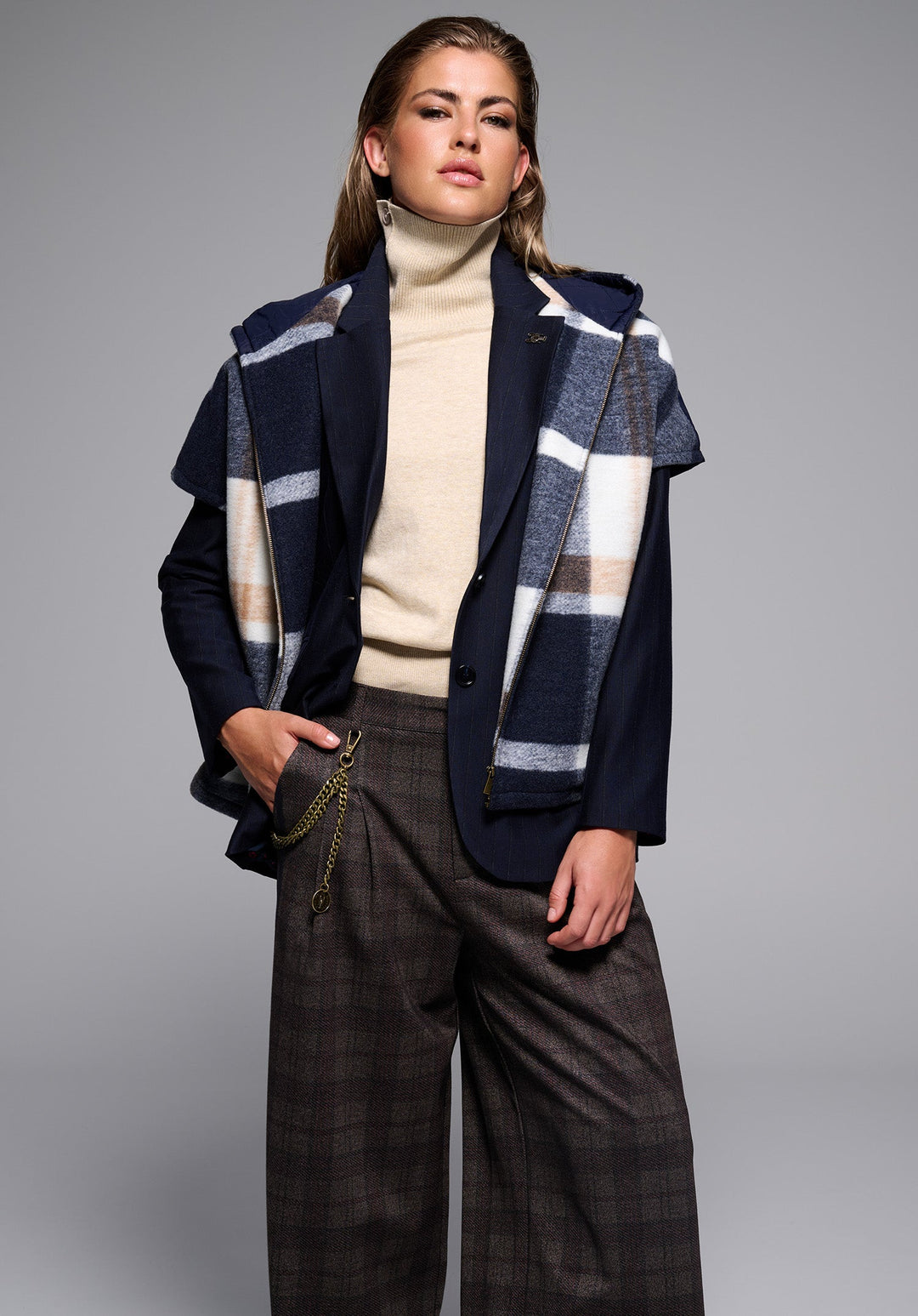 You're My Lobster — Blazer met krijtstreep & ketting — campagnebeeld NAVY