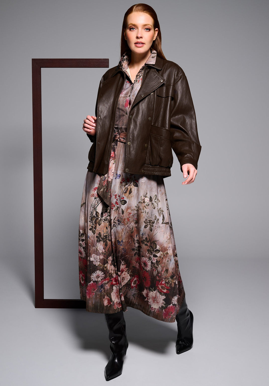 You're My Lobster — Jasje in lederlook met zakjes — campagnebeeld CHOCOLATEBROWN