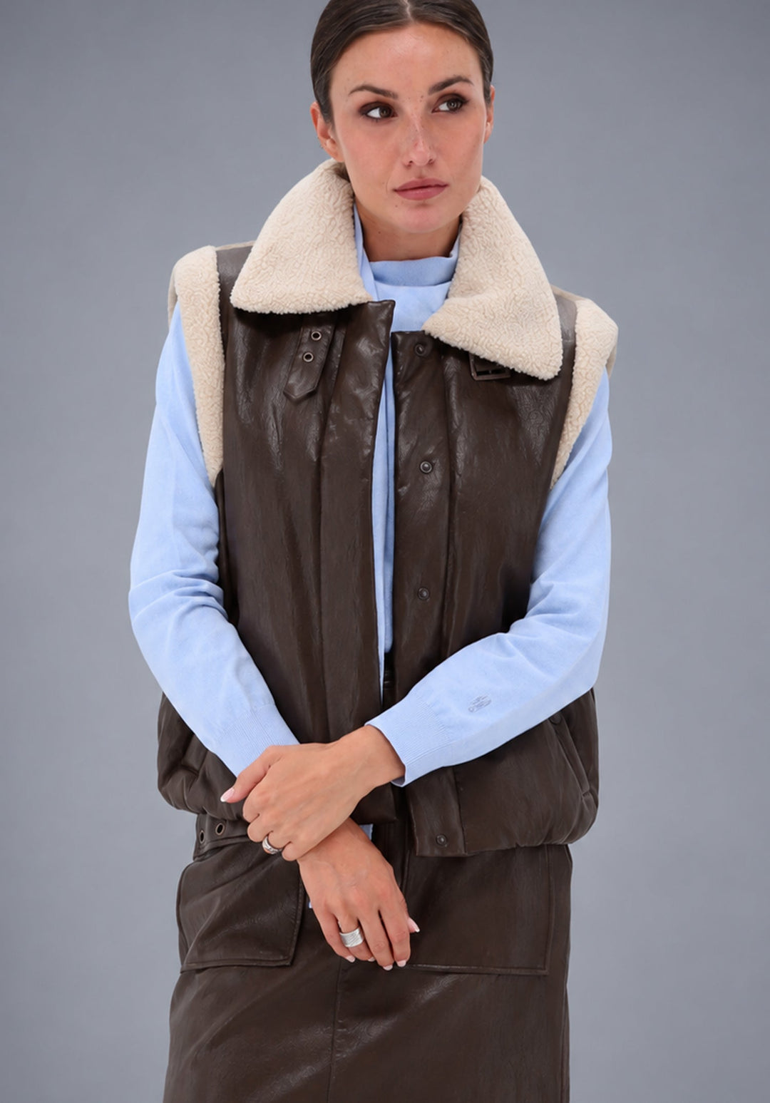 You're My Lobster — Bodywarmer in lederlook — campagnebeeld CHOCLATEBROWN