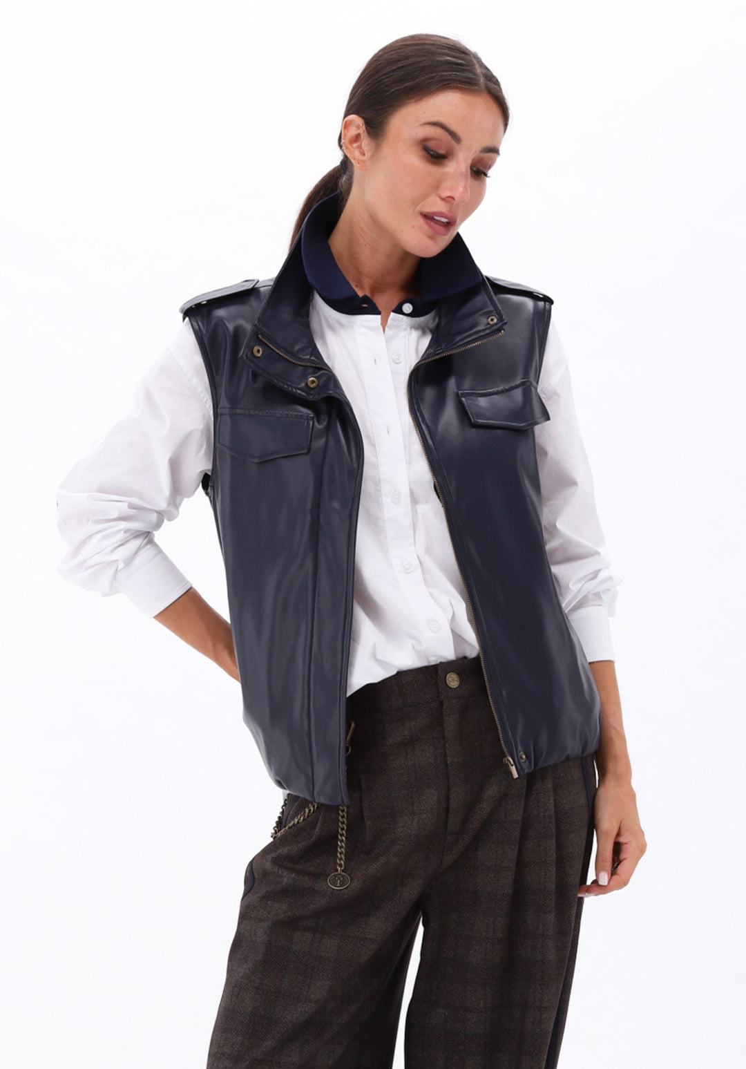 You're My Lobster — Gilet in lederlook met zakjes — campagnebeeld