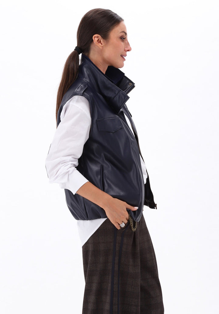 You're My Lobster — Gilet in lederlook met zakjes — campagnebeeld