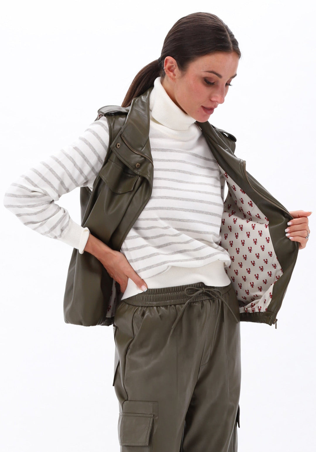 You're My Lobster — Gilet in lederlook met zakjes — campagnebeeld DARKOLIVE