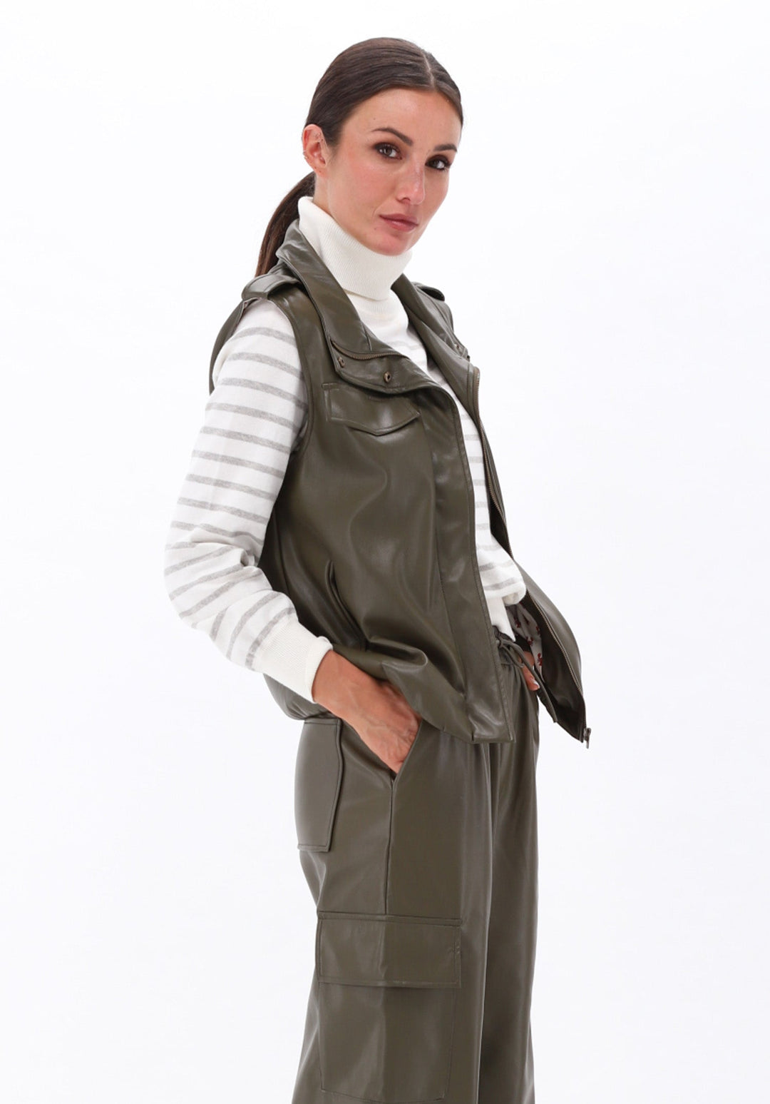 You're My Lobster — Gilet in lederlook met zakjes — campagnebeeld DARKOLIVE