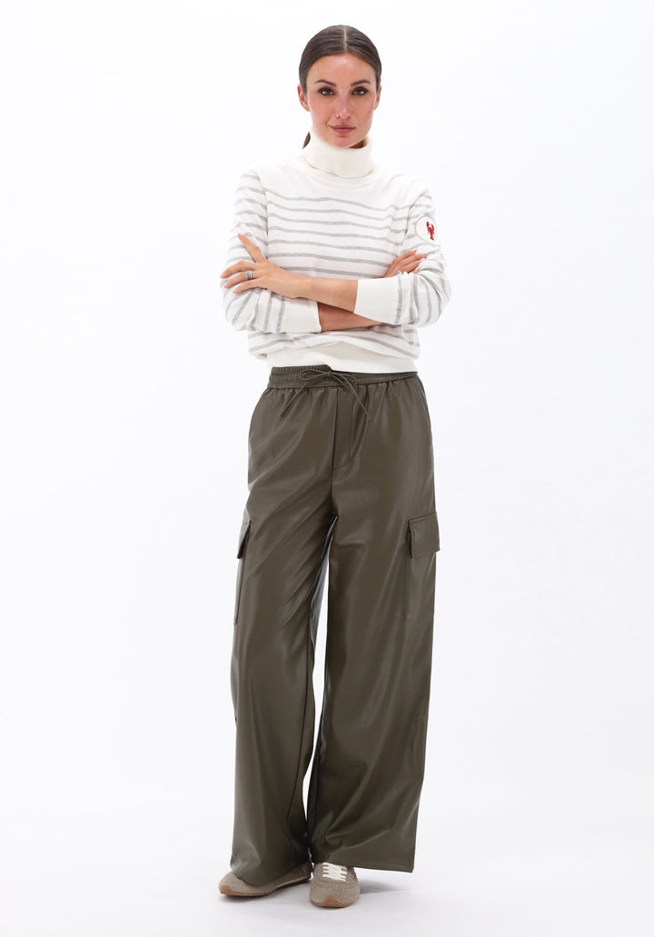 You're My Lobster — Cargo broek in lederlook — campagnebeeld DARKOLIVE18