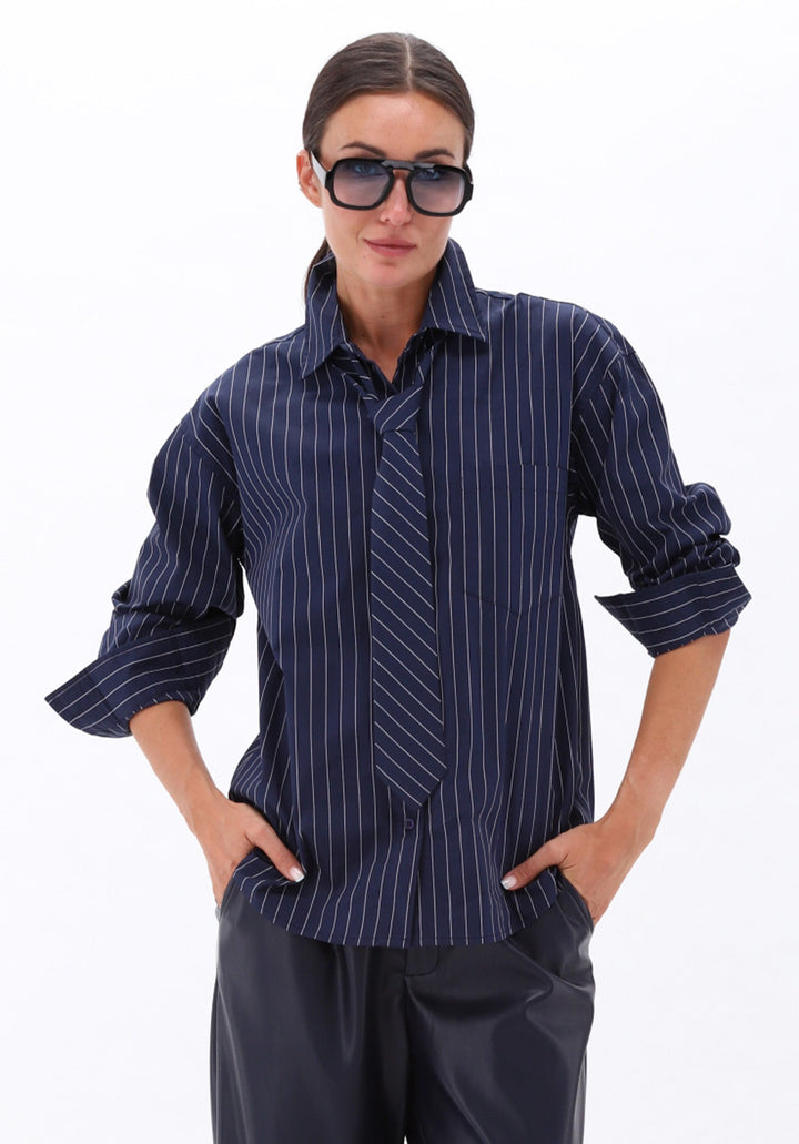 You're My Lobster — Broek in lederlook — campagnebeeld DARKBLUE39