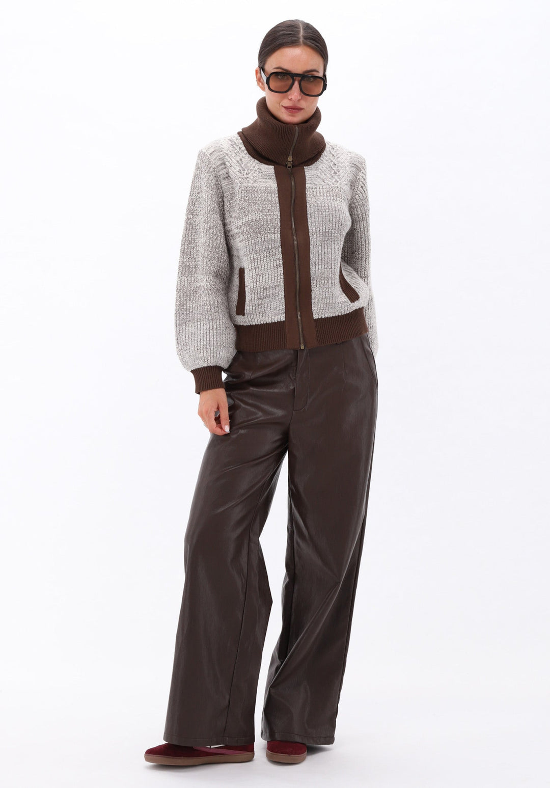 You're My Lobster — Wijde broek in lederlook — campagnebeeld CHOCLATEBROWN41