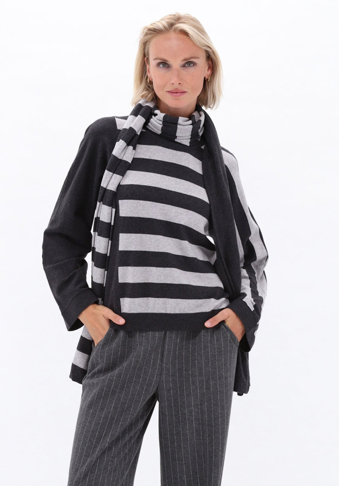 You're My Lobster — Pullover ronde hals met strepen & sjaal in grijstinten — campagnebeeld ANTRACITE