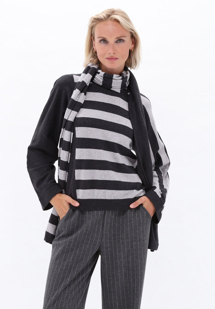 You're My Lobster — Pullover ronde hals met strepen & sjaal in grijstinten — campagnebeeld ANTRACITE