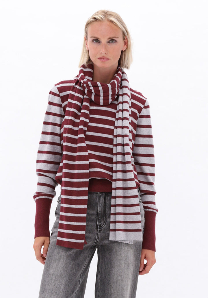 You're My Lobster — Pullover ronde hals met strepen & sjaal in juweelkleuren — campagnebeeld MAROON