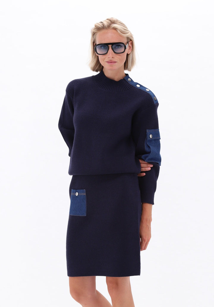 You're My Lobster — Gebreide jurk met jeanszakje — campagnebeeld NAVY19