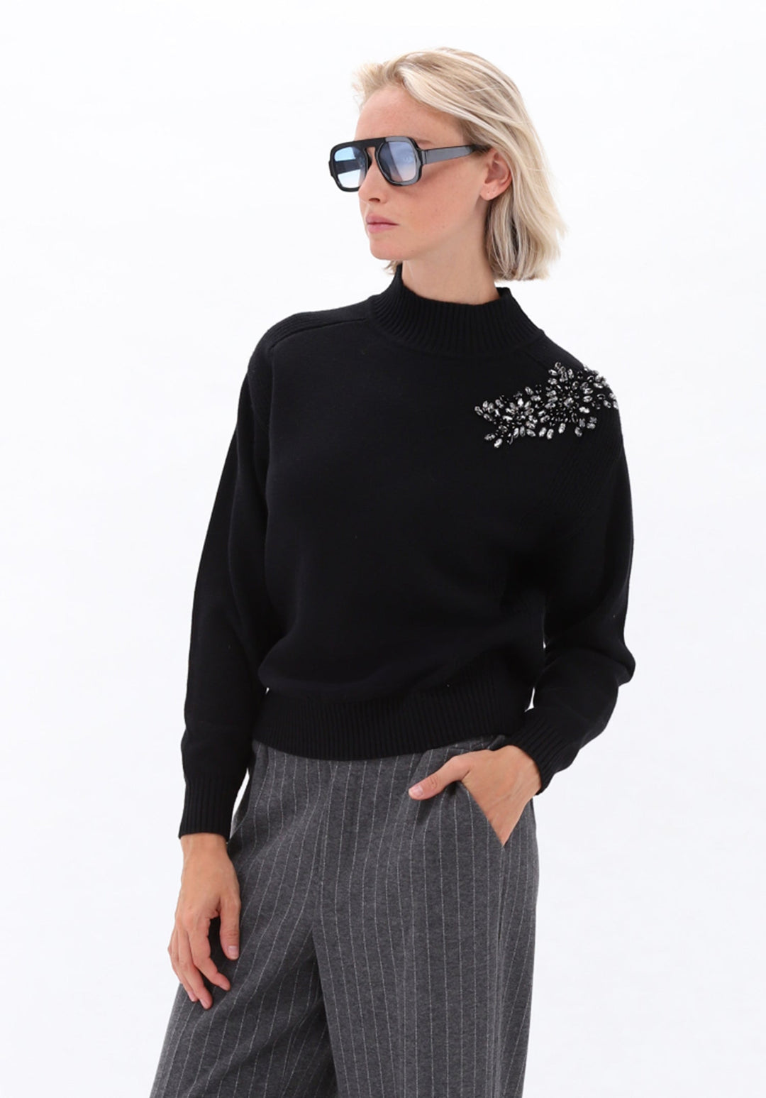 You're My Lobster — Gebreide pullover met opstaande kraag & strass — campagnebeeld BLACK