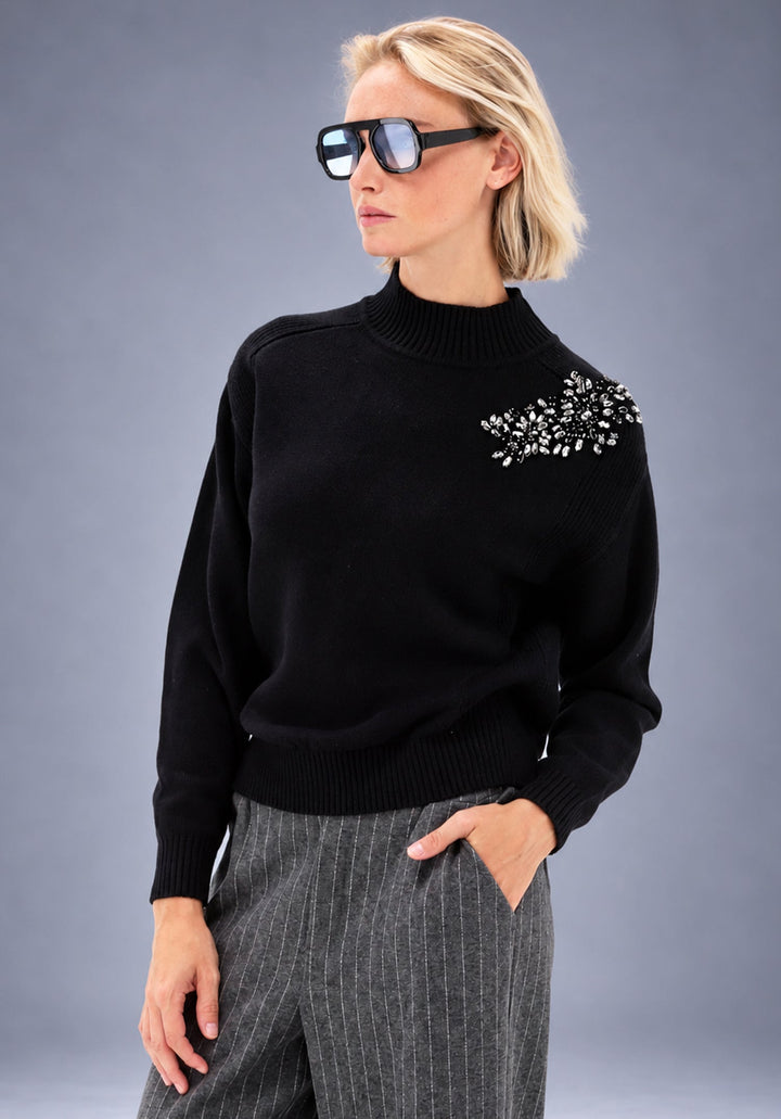 You're My Lobster — Gebreide pullover met opstaande kraag & strass — campagnebeeld BLACK