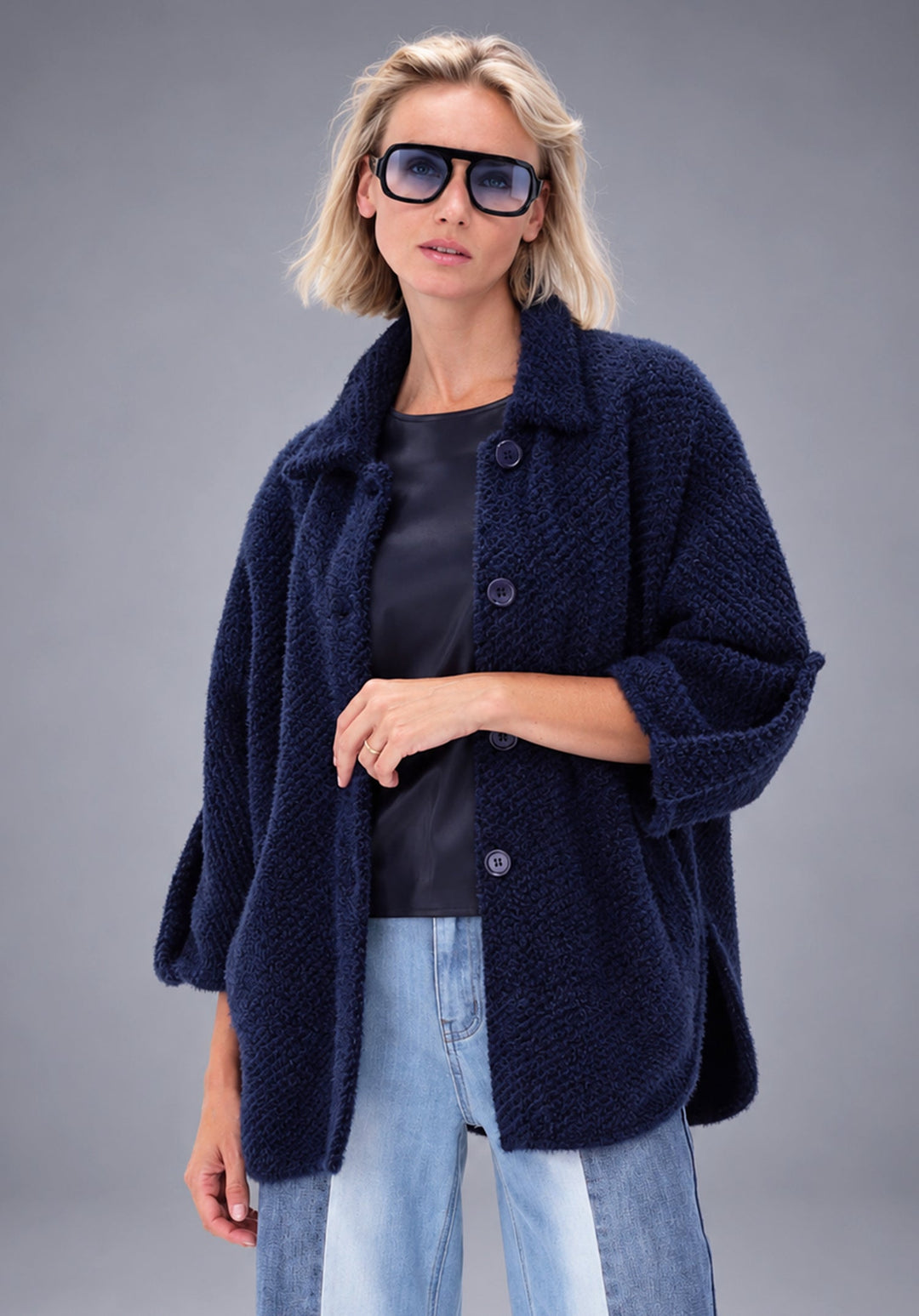 You're My Lobster — Gebreide cape met knopen — campagnebeeld NAVY