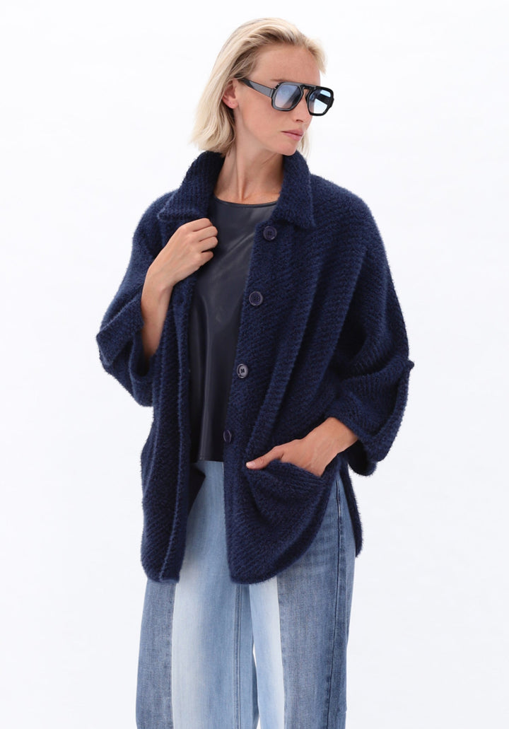 You're My Lobster — Gebreide cape met knopen — campagnebeeld NAVY4