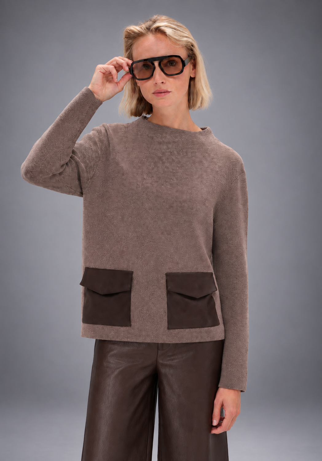 You're My Lobster — Pull met lederlook zakjes — campagnebeeld TAUPE
