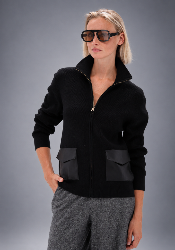 You're My Lobster — Vest met rits & zakjes in lederlook — campagnebeeld BLACK