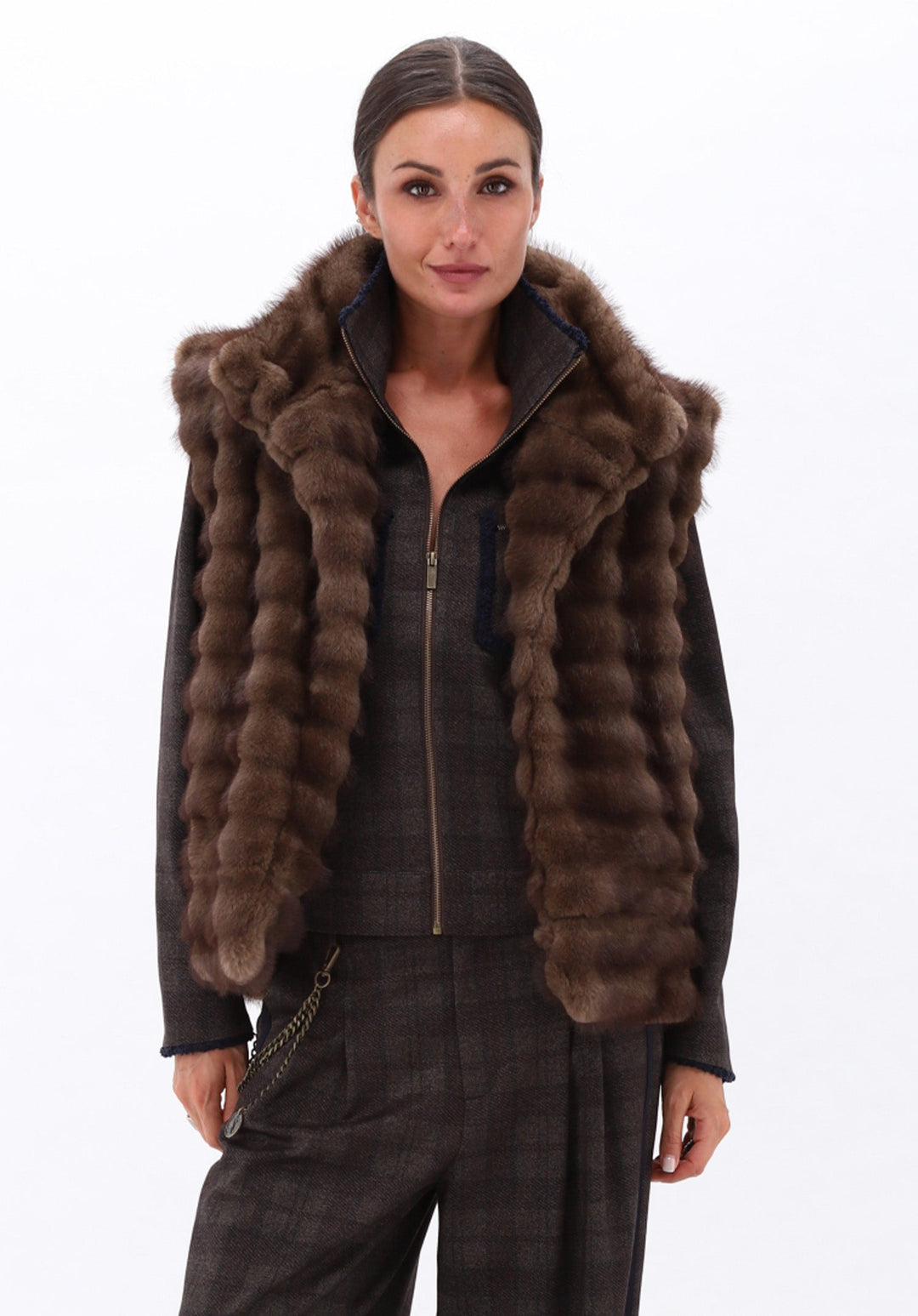 You're My Lobster — Bont gilet met zakjes — campagnebeeld TAUPE