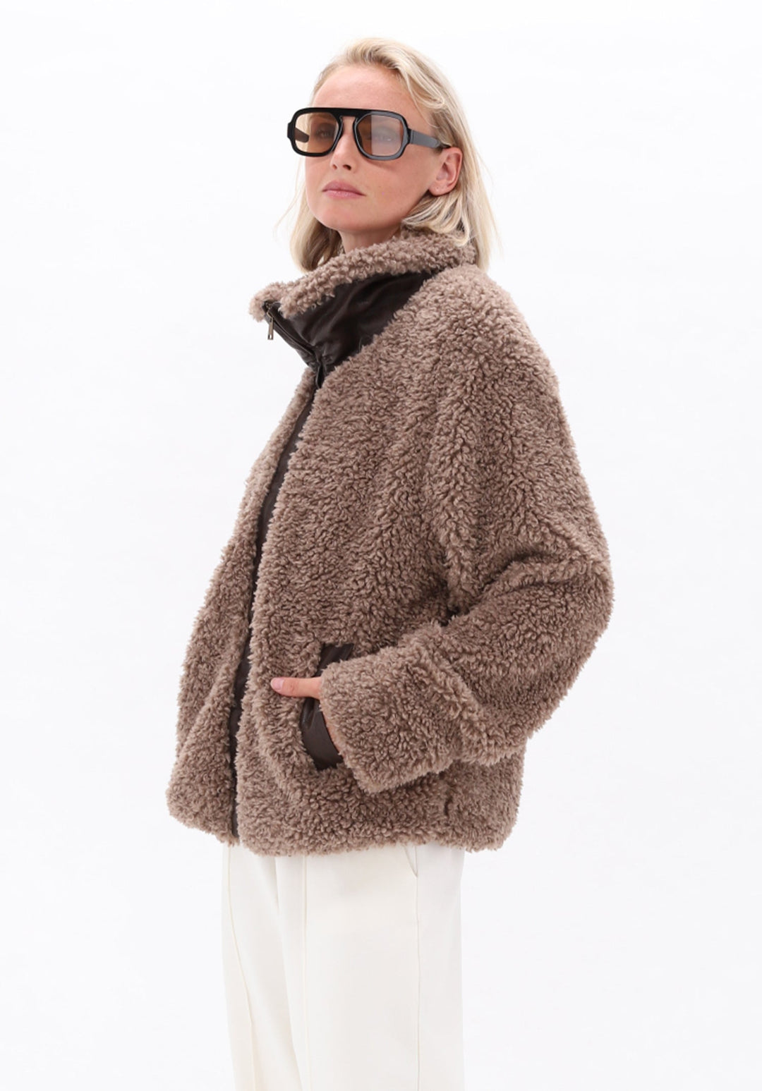 You're My Lobster — Teddy jas met rits & zakjes — campagnebeeld TAUPE