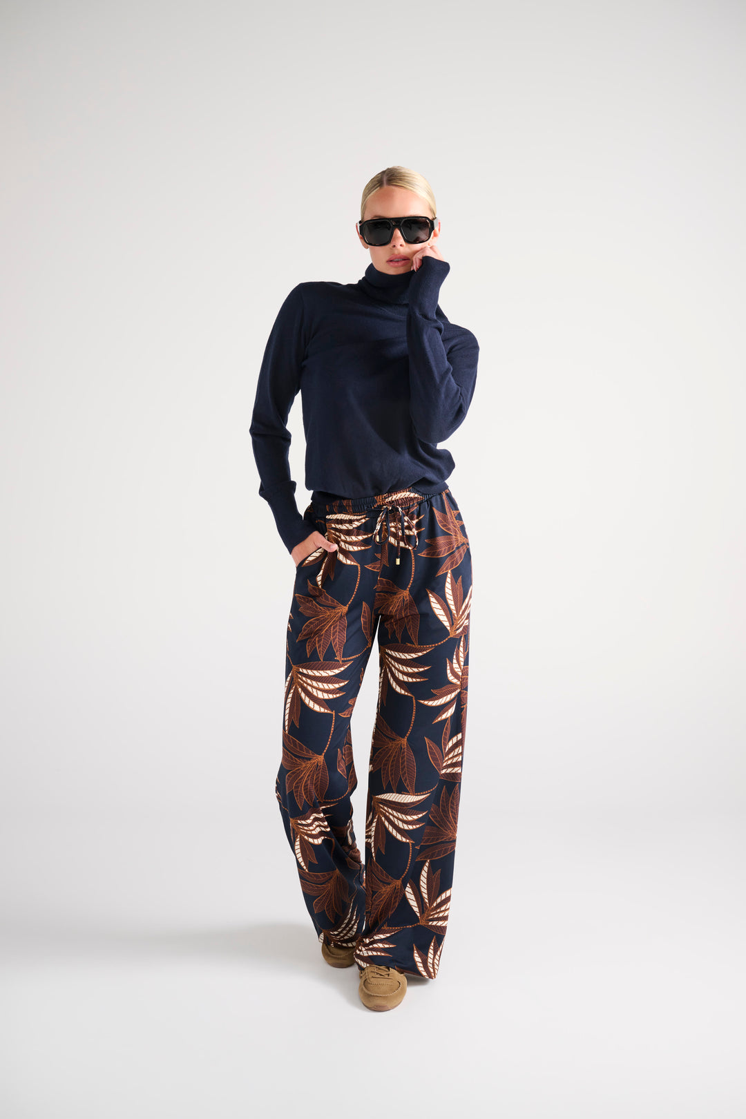 K-Design - Pull met rolkraag (B873) — publicity navy trousers