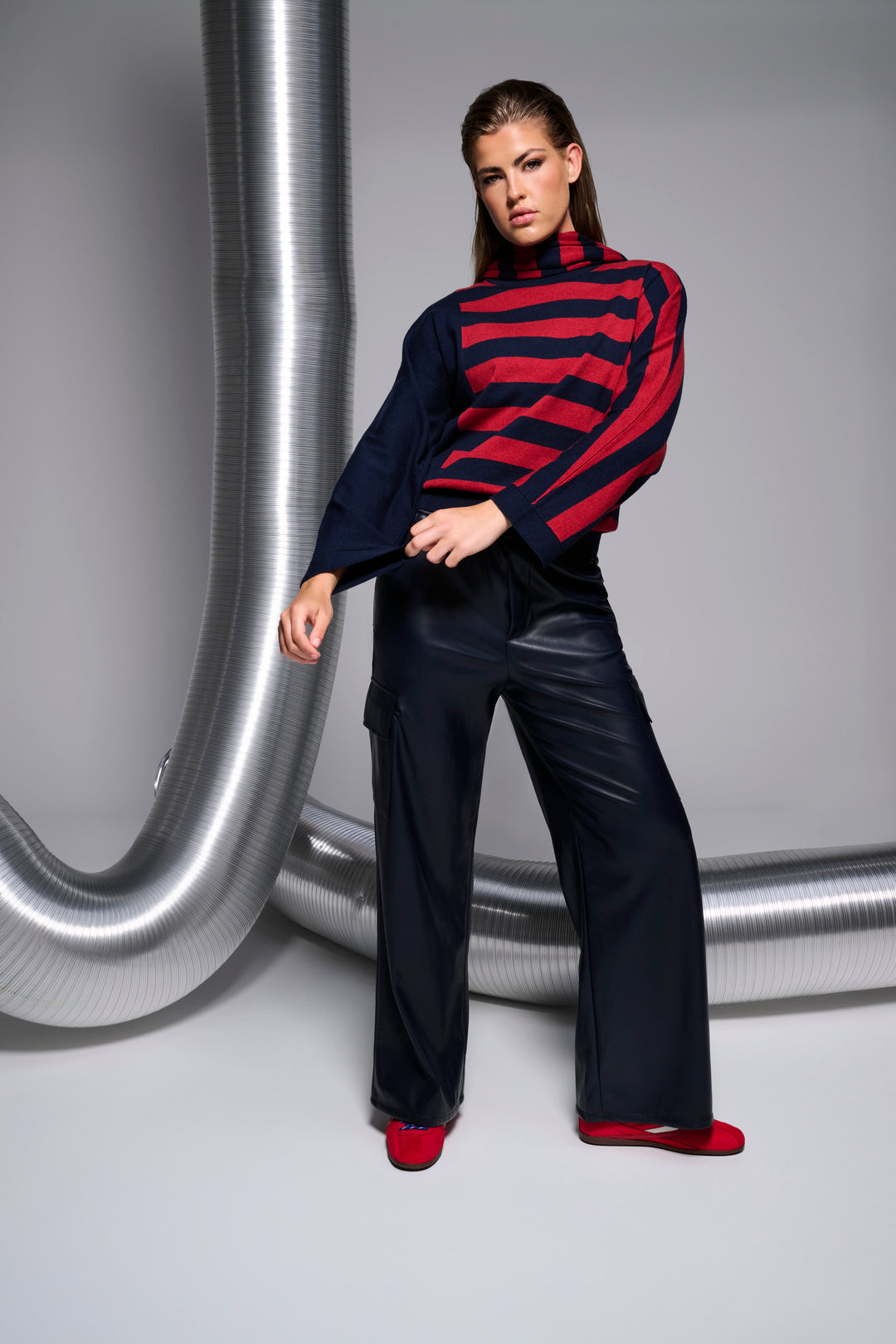 You're My Lobster — Pullover ronde hals met strepen & sjaal in grijstinten — publicity navy trousers