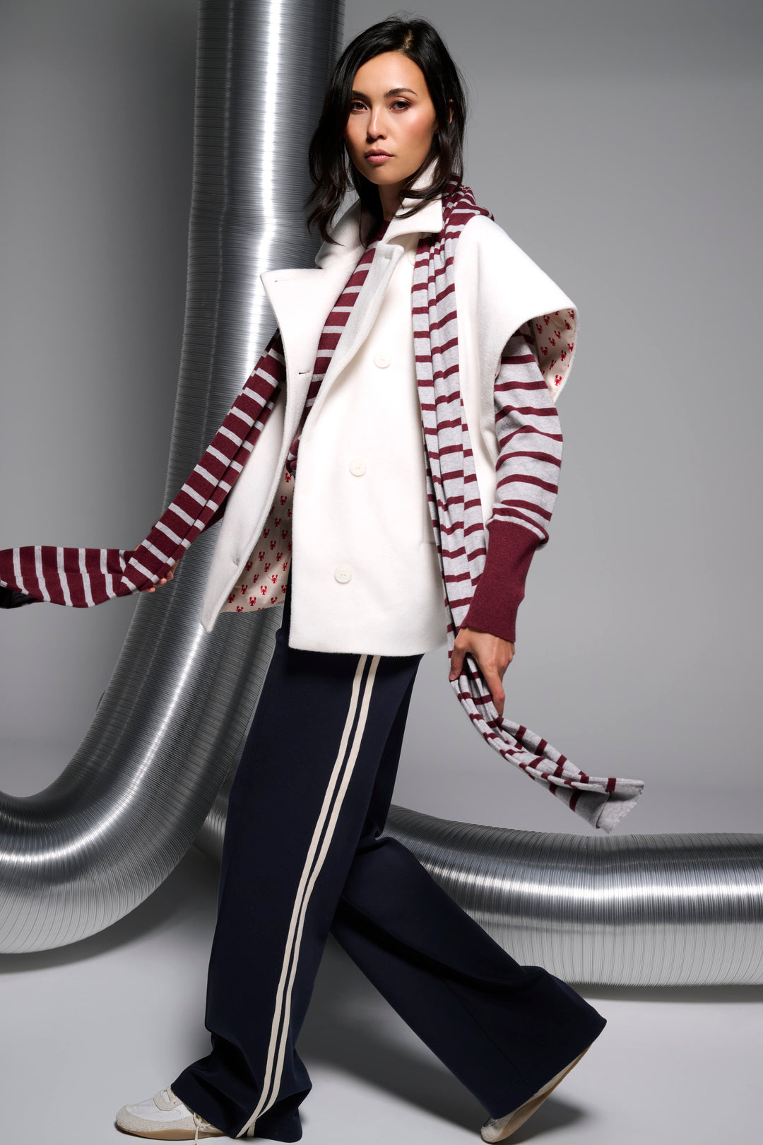 You're My Lobster — Cape met knopen — publicity ecru knit