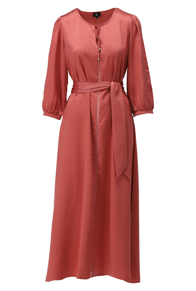 K-design - Satijnen maxi dress met stoffen riem (Y751) - What Els!